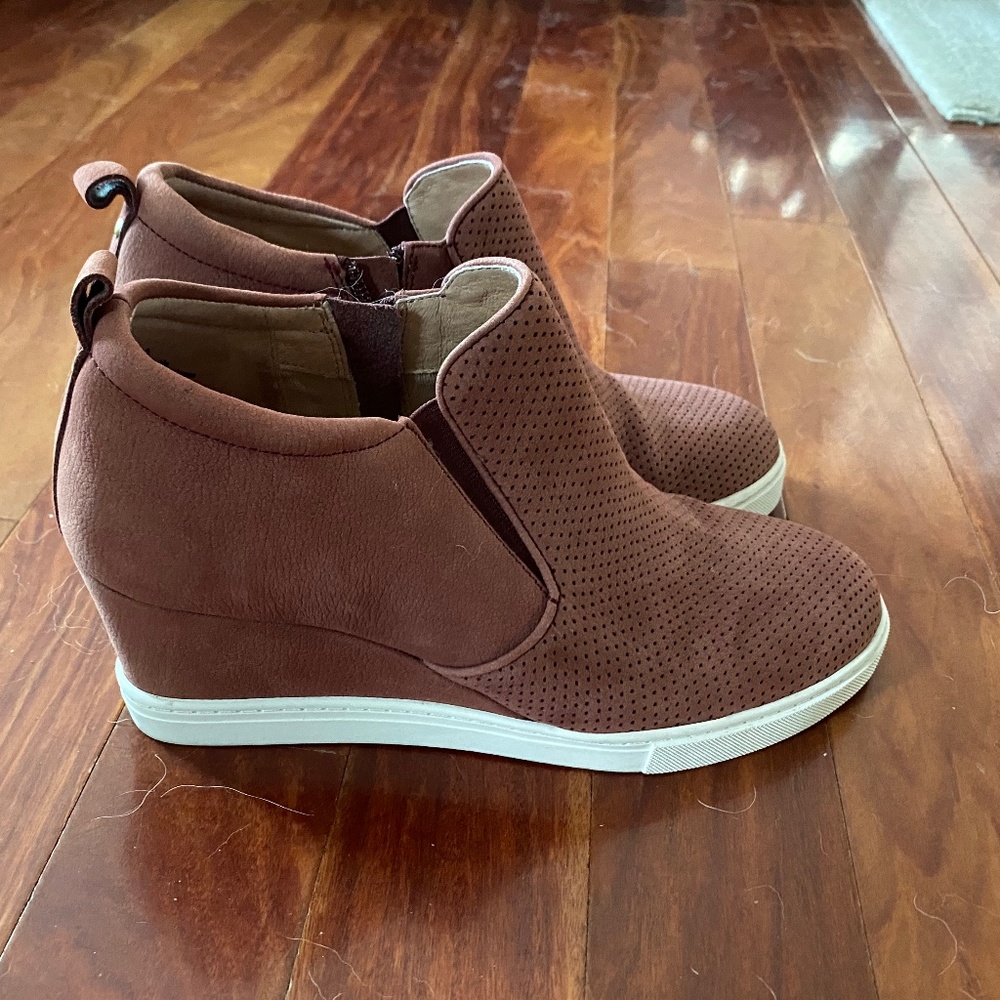Caslon Aiden Wedge